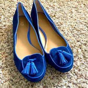 Ann Taylor tassel flat in blue suede